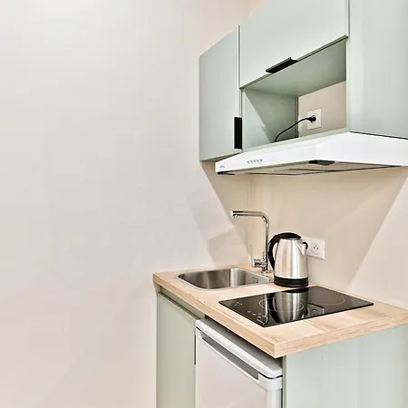 Air-conditioned & Comfortable In 17 Paris