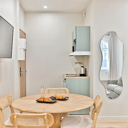 Air-conditioned & Comfortable In 17 * Paris
