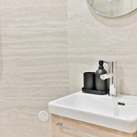 Air-conditioned & Comfortable In 17 Apartment Paris