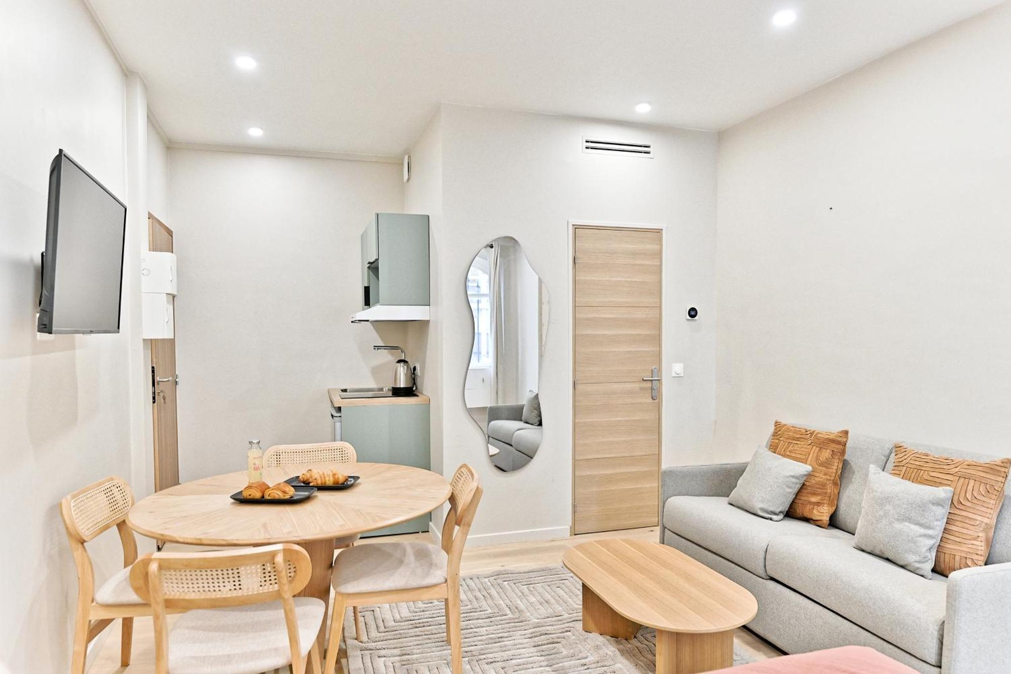 Air-conditioned & Comfortable In 17 Apartment *
